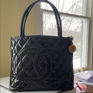 CHANEL Black patent leather bag with Gold Medallion